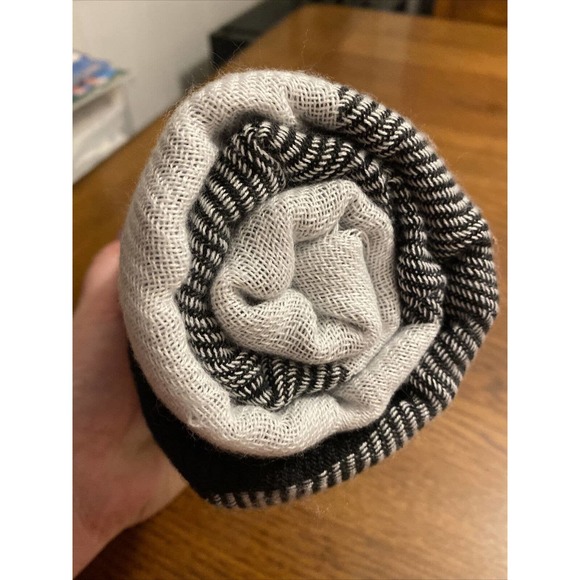 Womens "Just Be" Brand Blanket Scarf Black And White NEW NWT Soft & Cozy - Picture 6 of 6